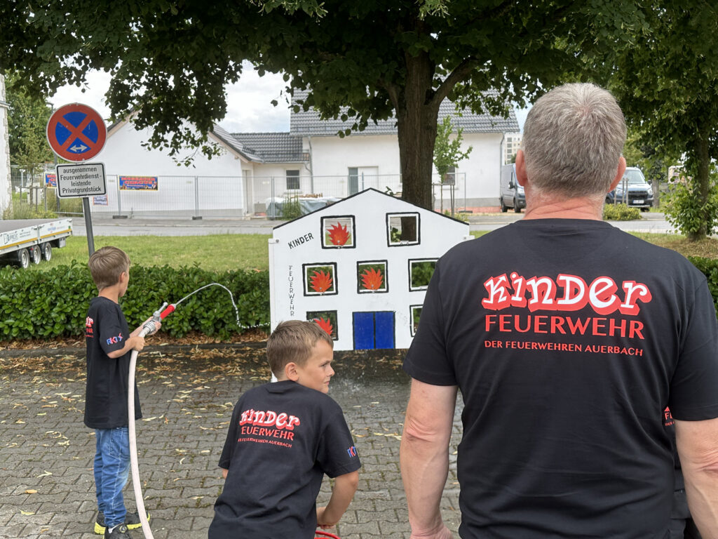 Kinder löschen an der Feuerwand