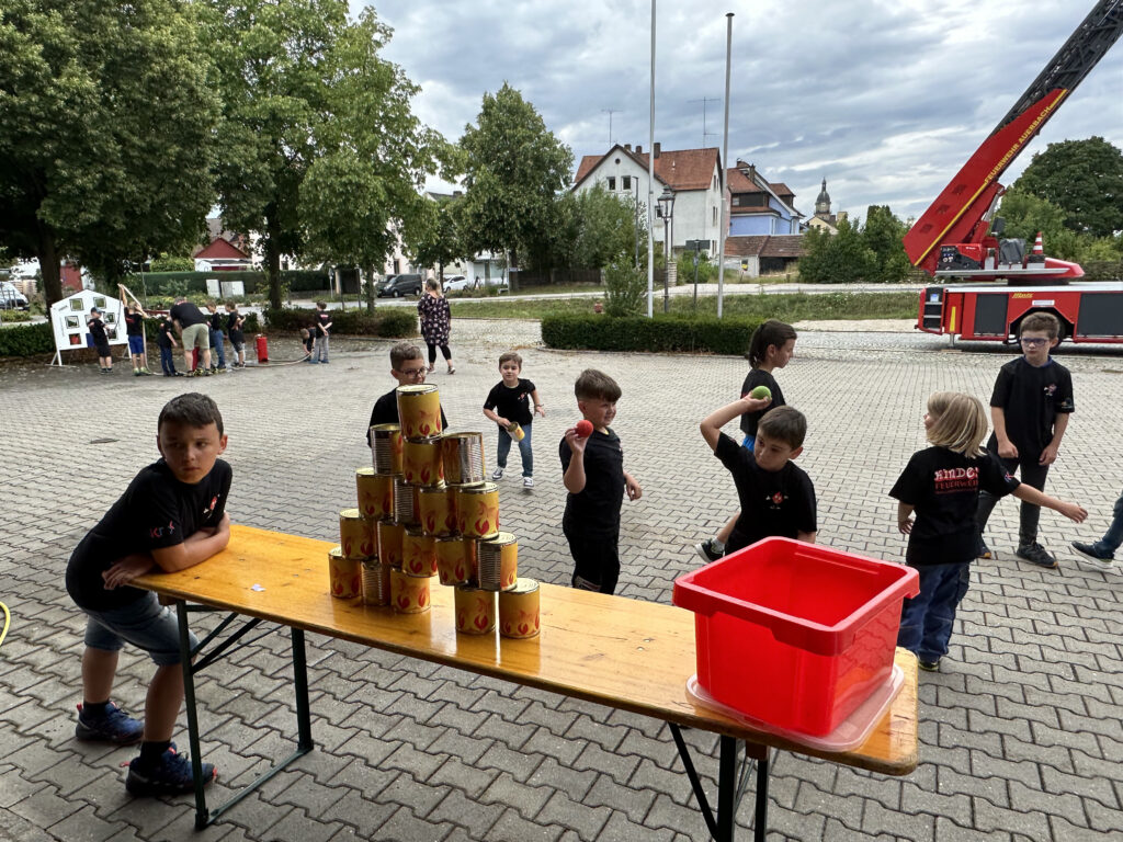 Kinder beim Dosenwerfen